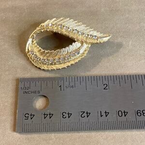 0133 Vintage 60s Gold Tone & Rhinestone Swirled Feather Brooch EUC